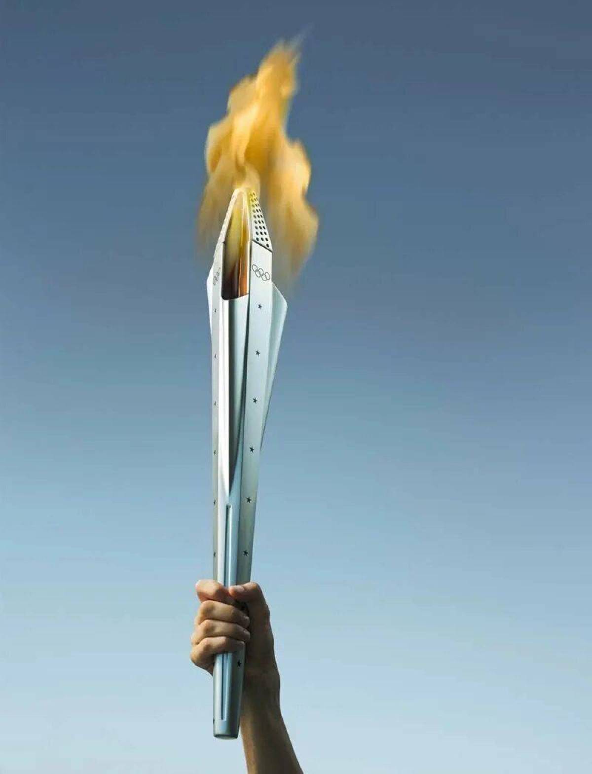 Факел начал игру. Факел Олимпийских игр. Факел олимпийского огня. Олимпийские игры огонь факел. Олимпийское пламя.