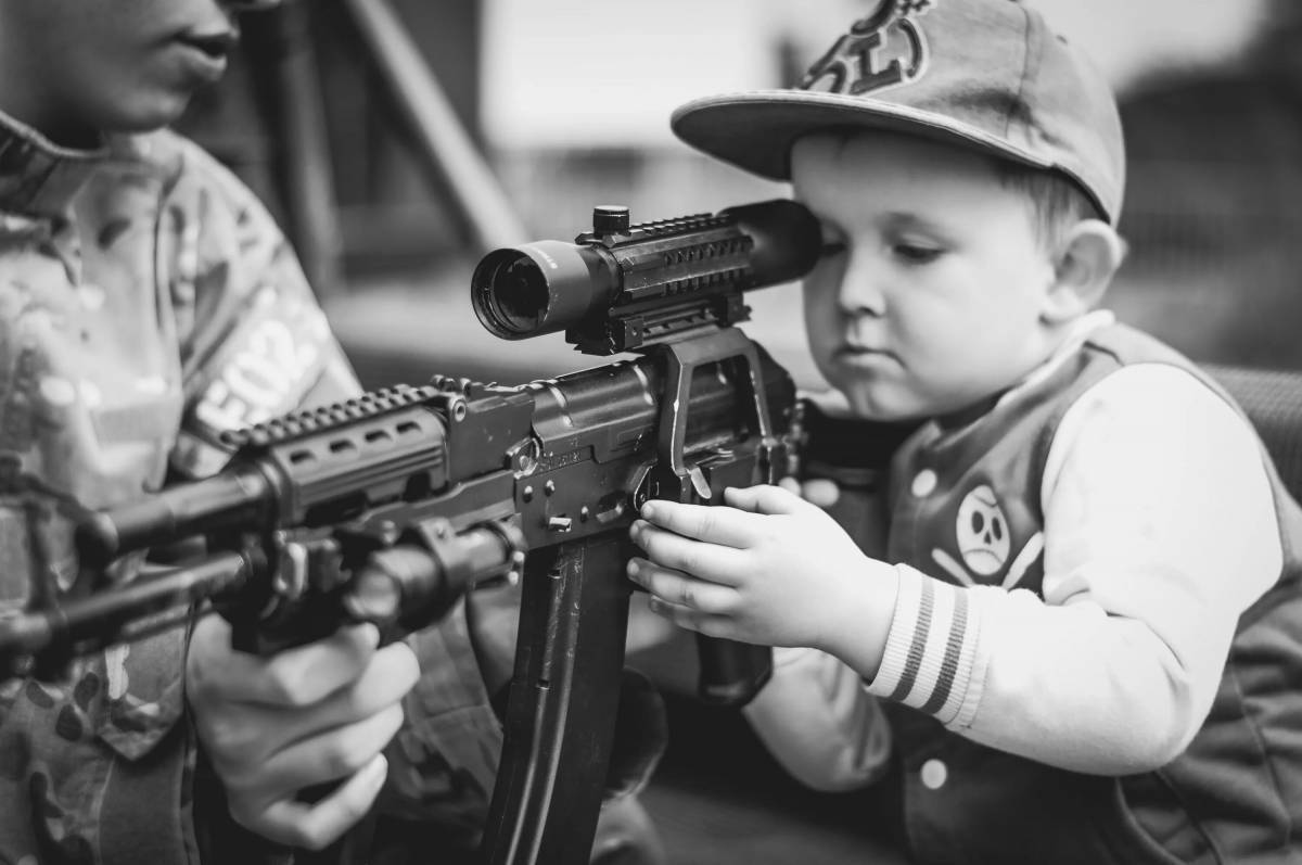 Оружие для детей. Ребенок с автоматом. Ору для детей. Пистолеты для детей.