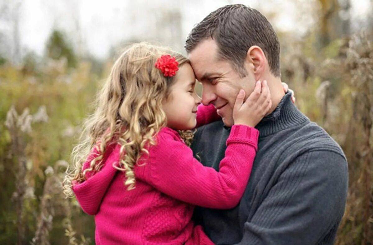 Папа и дочки. Нежный папа. Отец с дочкой 5 лет осень. Милый разговор отца с дочерью. Новый год дочка на руках у папы.