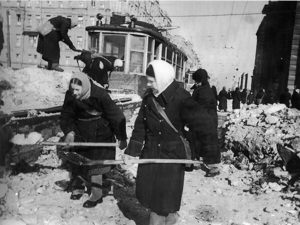 Фото блокадного ленинграда. Блокадный Ленинград 1942. Ленинградка 1941 год блокада. Блокадный Ленинград Петропавловская крепость. 900 Дневная блокада Ленинграда.