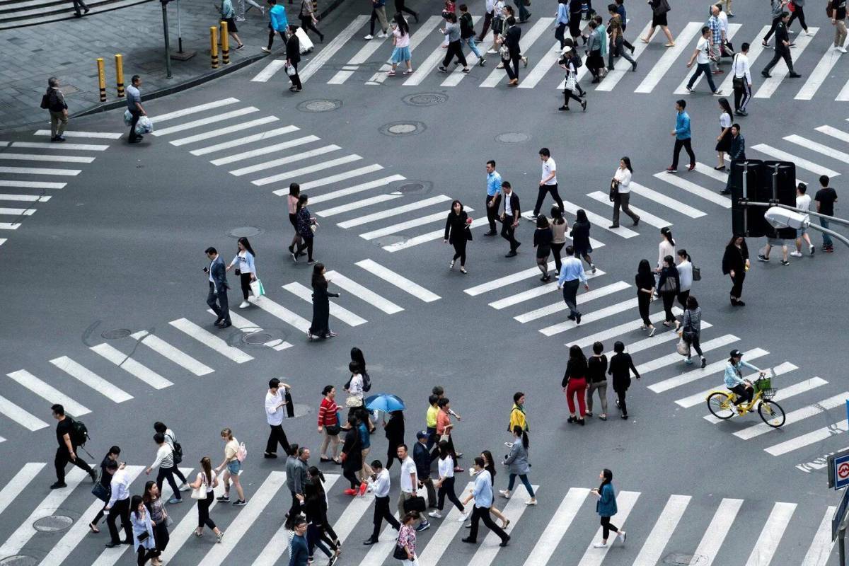Картинка передвижение. Человек переходит дорогу. Пешеход. Люди на пешеходном переходе. Пешеходный переход.