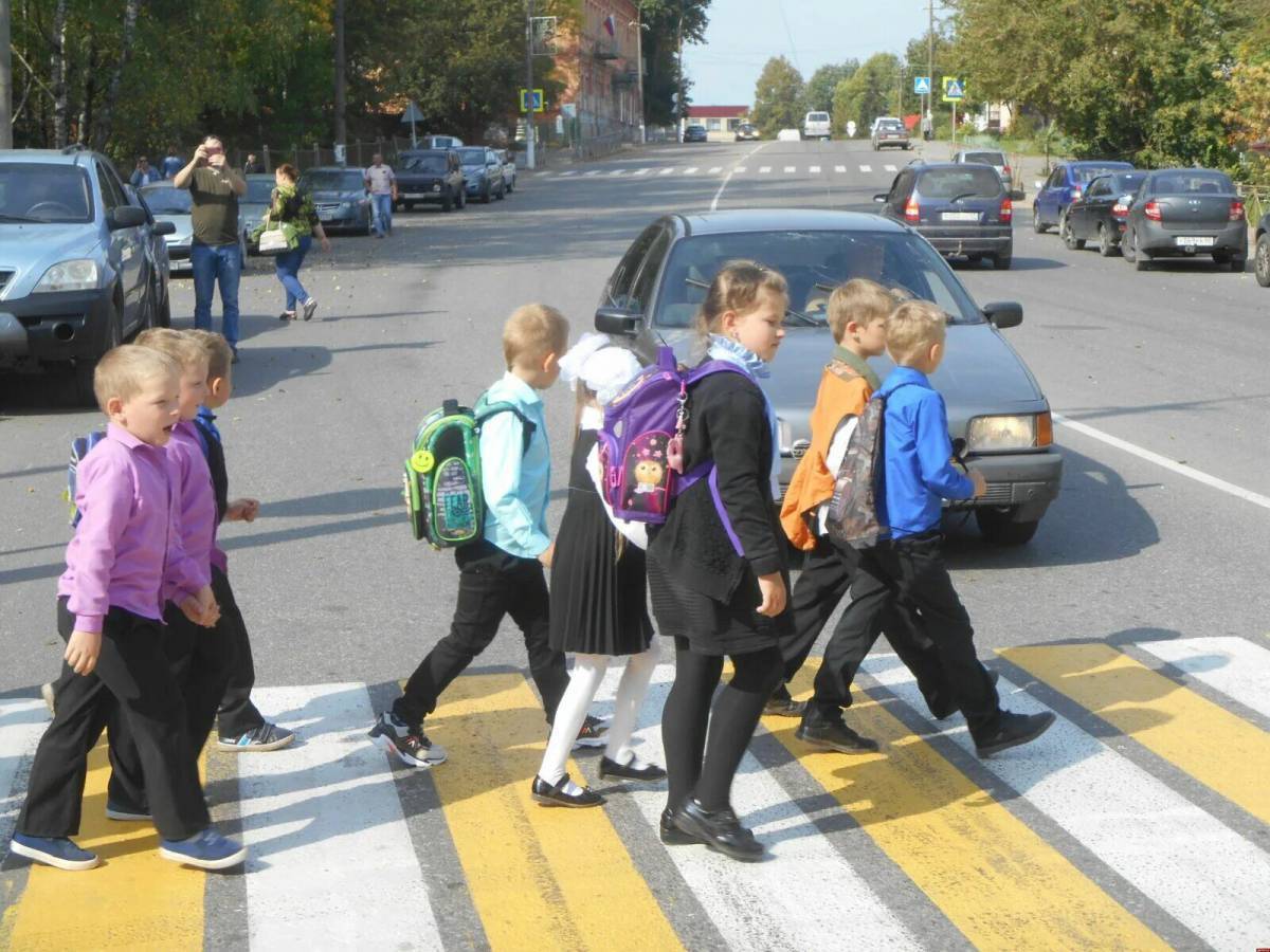 Пешеход россии. Дети на дороге. Школьники на дороге. Пешеходный переход для детей. Пешеход на дороге.