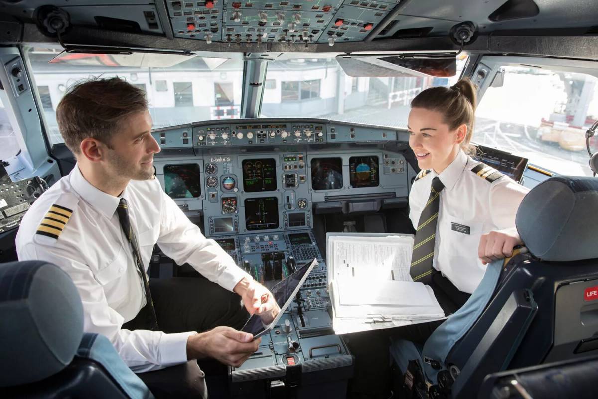 Copilot designer. Aer Lingus Pilot a320. Пилот профессия. Профессия пилот гражданской авиации. Летчик в самолете.