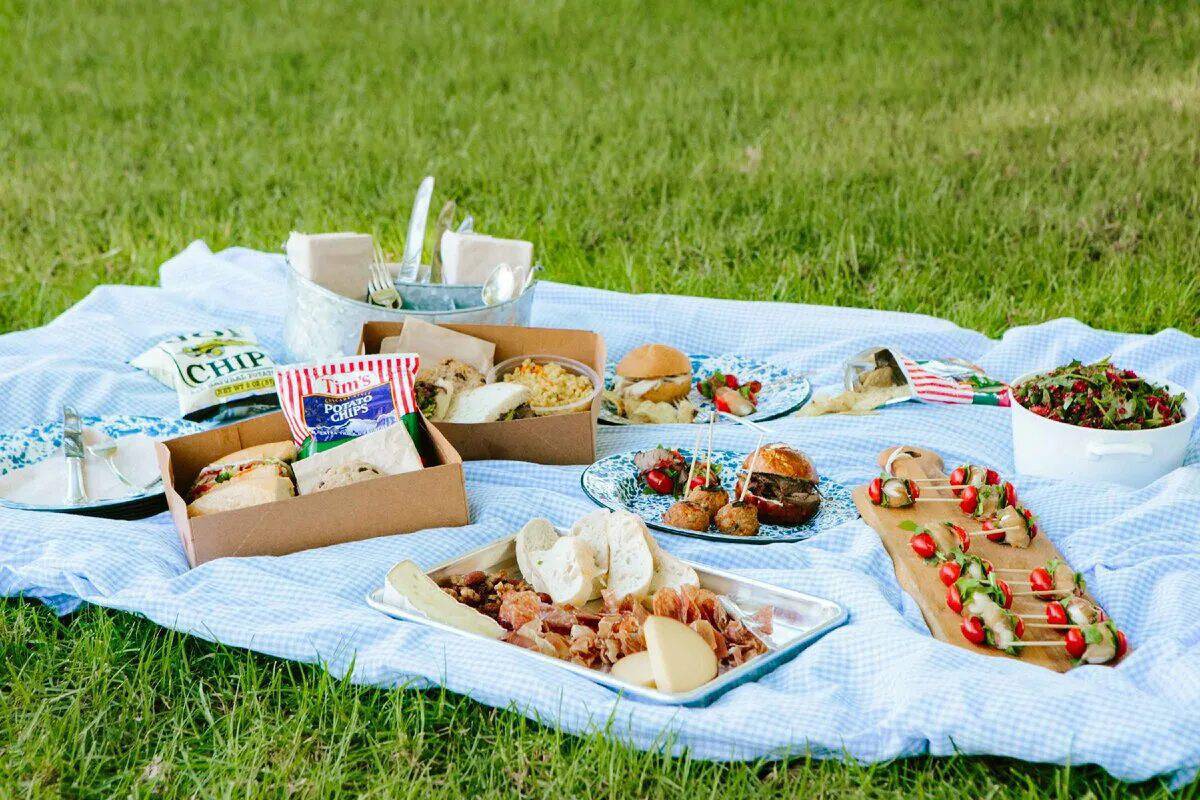 Пикник 11. Пикник на природе. Стол с едой на природе. Продукты на пикник. Летний пикник на природе.