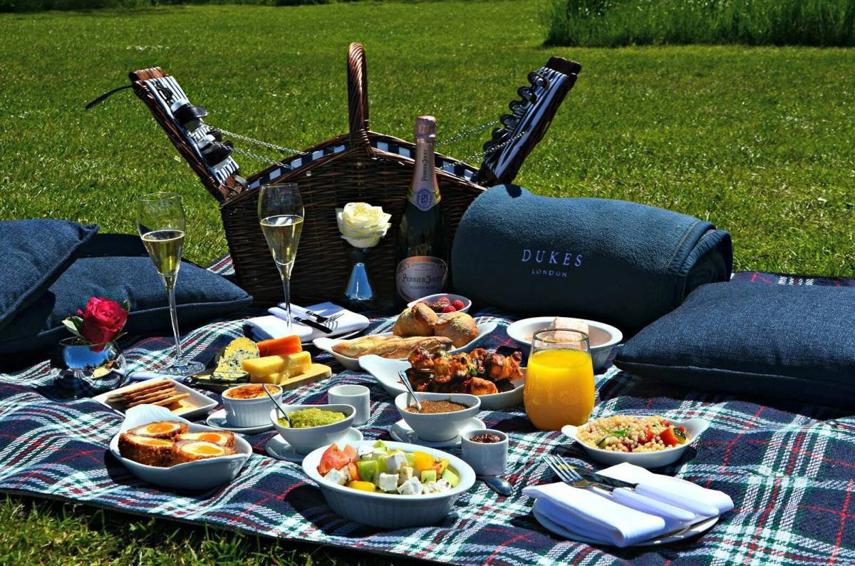 Устроить пикник на английском. Пикник на природе. Стол на природе. Стол с едой на природе. Сервировка стола на пикнике.