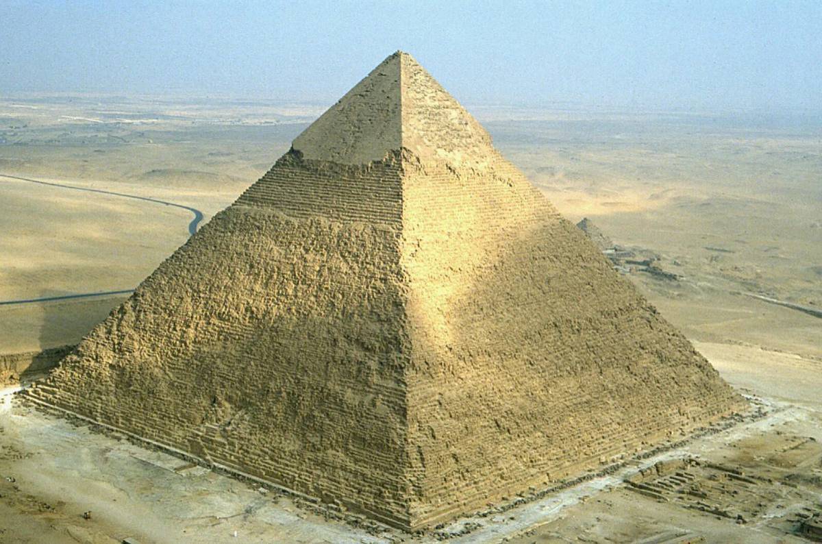 на вершине пирамиды хеопса