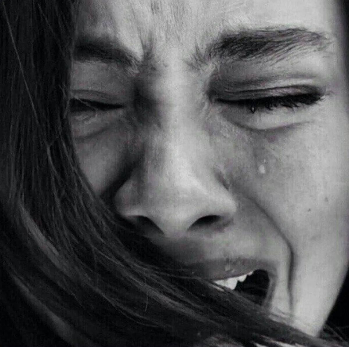 Почему когда грустно плачешь. Девушка плачет. Девушка в слезах. Девушка плышет. Плачущая девушка.