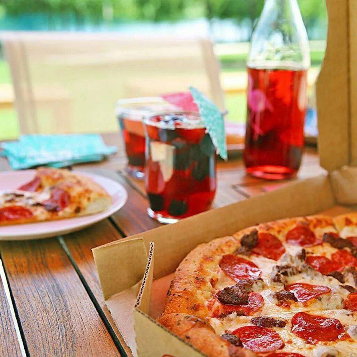 Сколько лет пицце. Pizza Hut пепперони. Праздничный стол с пиццей. Аппетитная пицца. Дорогая пицца.