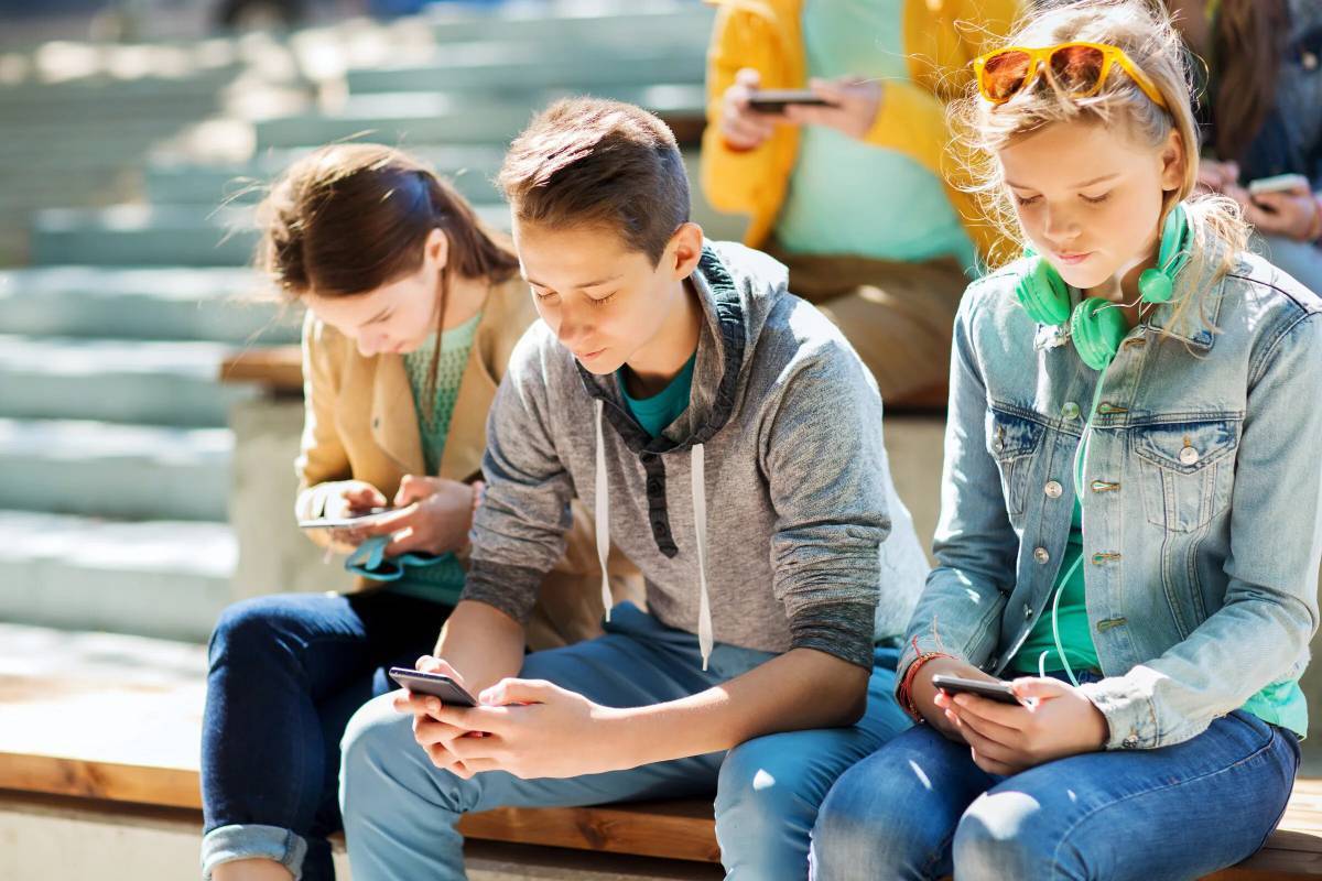 Занятия современных подростков. Современный подросток гаджеты. Подросток с телефоном. Молодежь с гаджетами. Школьники подростки.