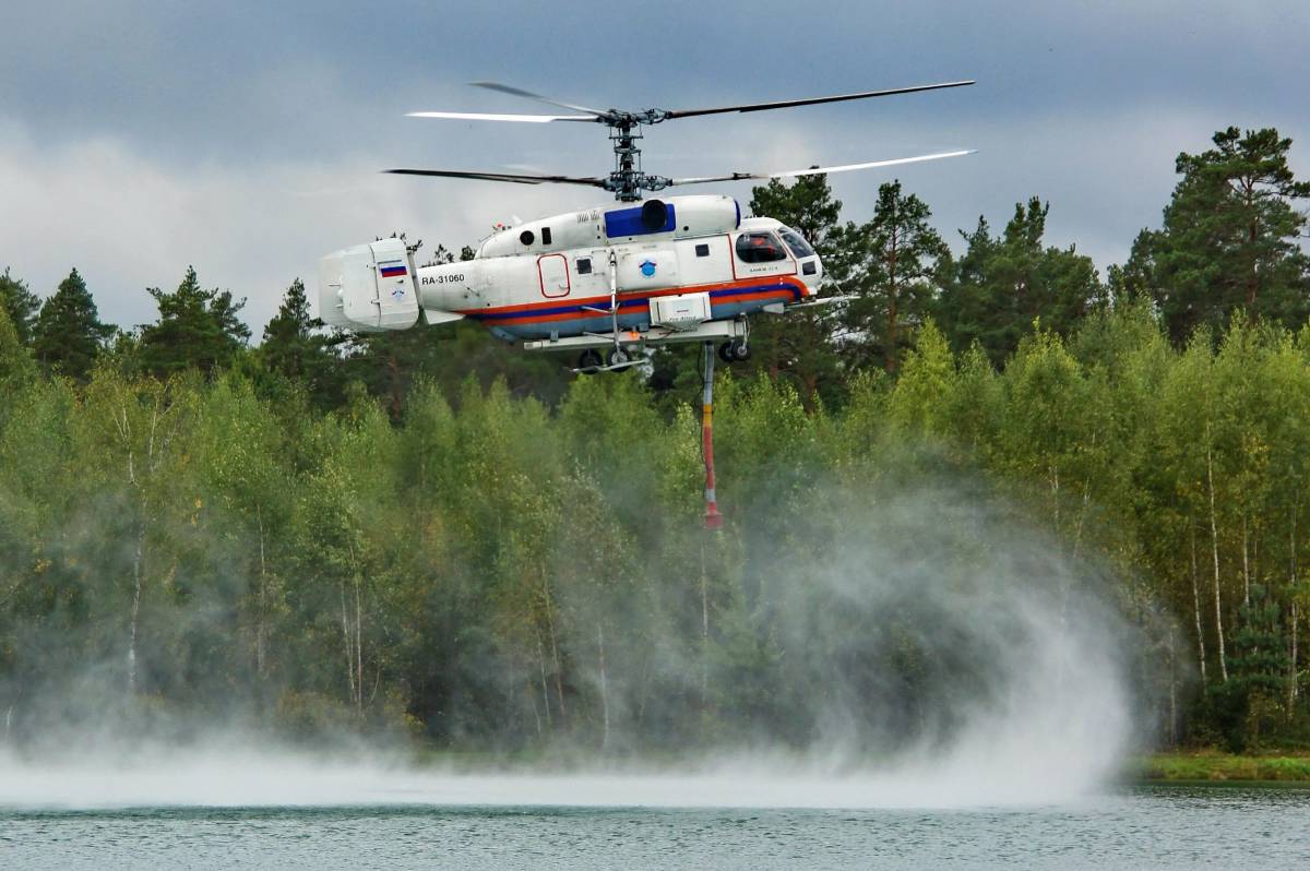 Тушение пожаров с помощью вертолетов впр. Ка-32 вертолёт пожарный МЧС России. Ка-32 вертолёт. Пожарный вертолет ка 32. Пожарно-спасательный вертолет ка-32а.
