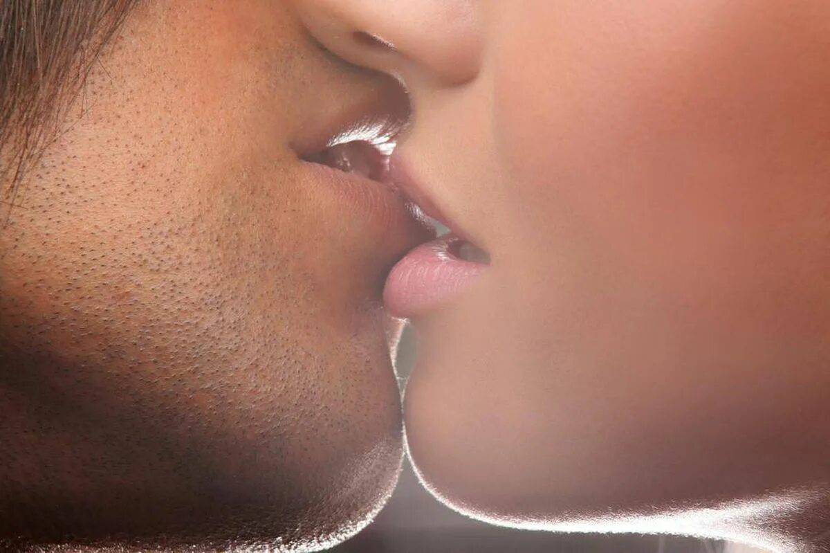Нежный поцелуй. Красивый поцелуй в губы. Поцелуй картинки. Страстный поцелуй в губы.