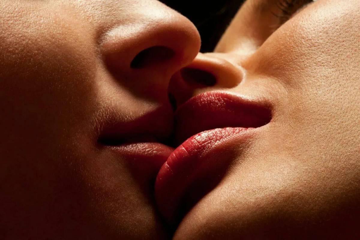 Бывшая поцеловала в губы. Женский поцелуй. Поцелуй в губы. Страстные губы.