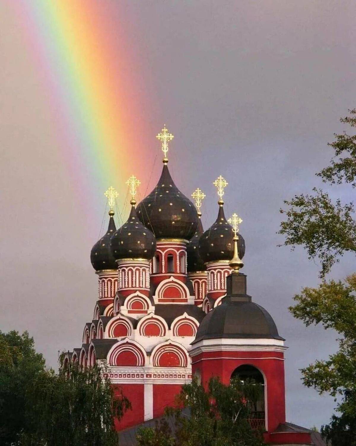 Над храмом. Храм Тихвинской иконы Божией матери. Радуга над храмом Тихвинской иконы Божией матери. Тихвинский храм в Алексеевском. Собор Тихвинской Божьей матери в Тихвине.