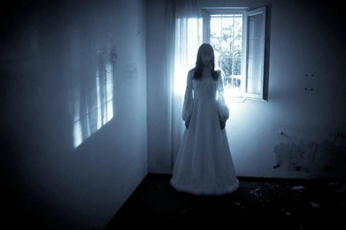Территория призраков. Девушка призрак. Девушка привидение. Призрак девушки в белом платье. Жуткая девушка в белом платье.