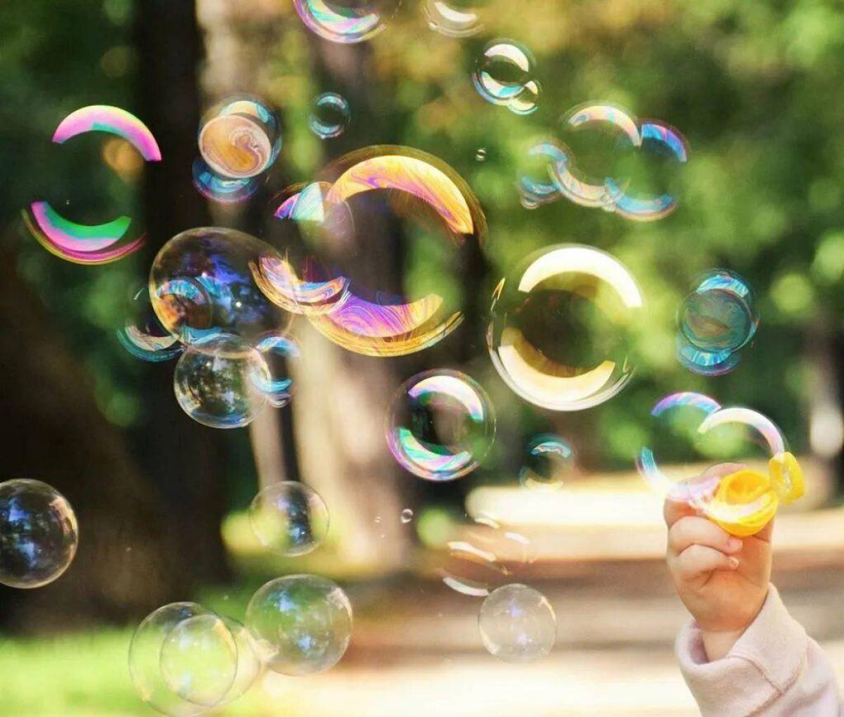 Мыльные пузыри в домашних условиях для детей. Мыльные пузыри. Разноцветные мыльные пузыри. Дети и мыльные пузыри. Воздушные пузыри.
