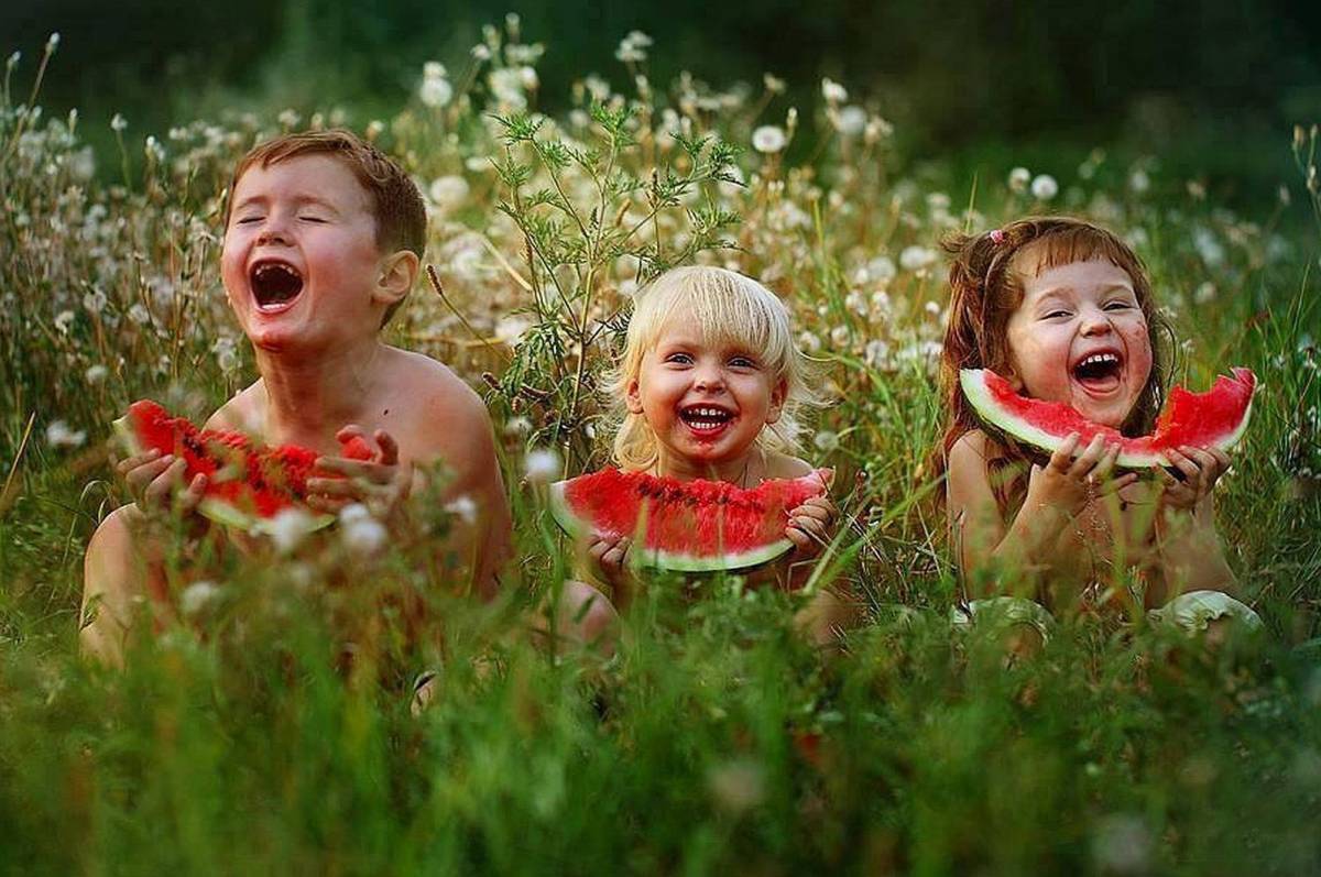 День давайте смеяться картинки. Счастливый ребенок. Дети смеются. Веселое детство. Дети радость.
