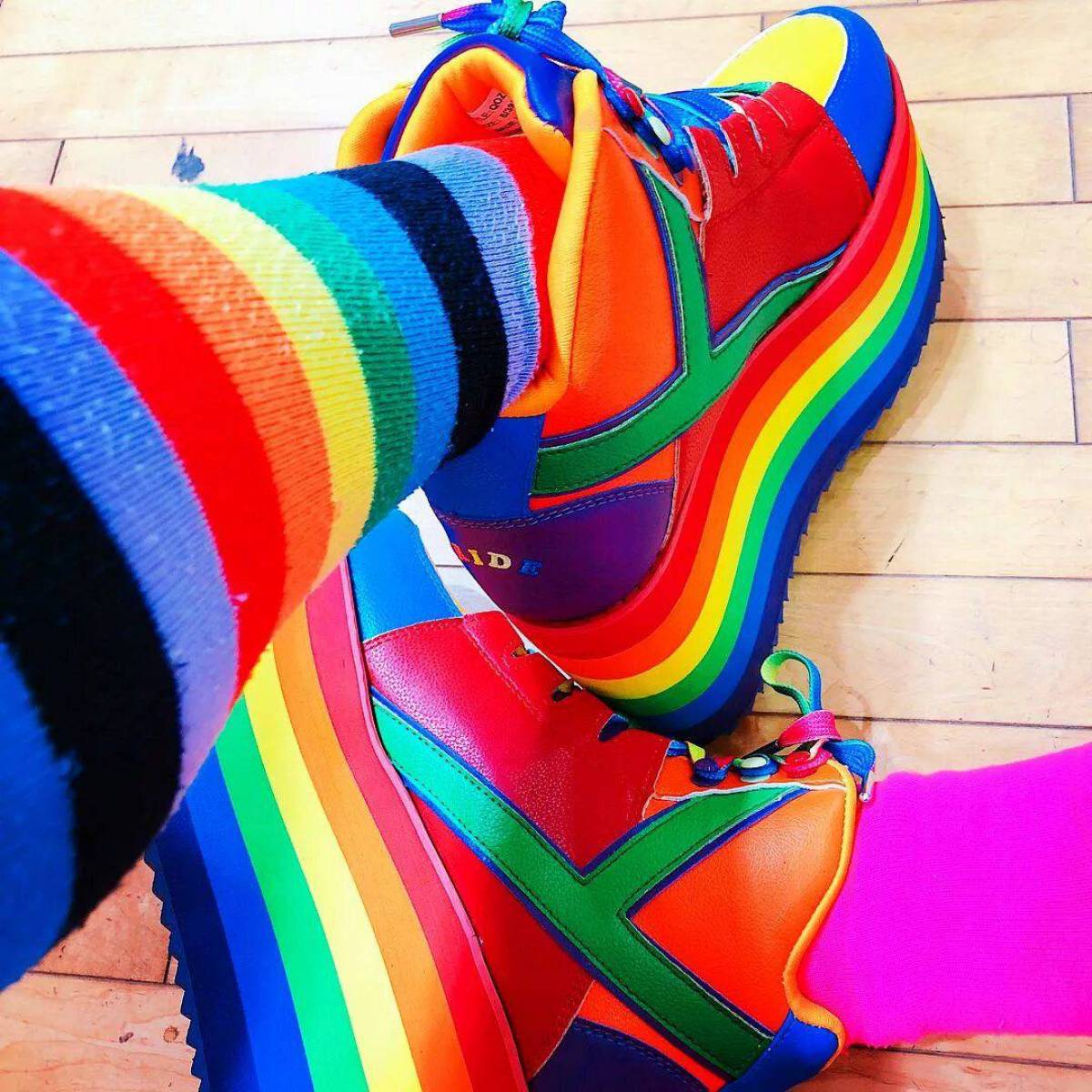 Недостаточно яркий. Разноцветные ботинки. Радужные вещи. Цветные кроссовки. Яркая цветная одежда.