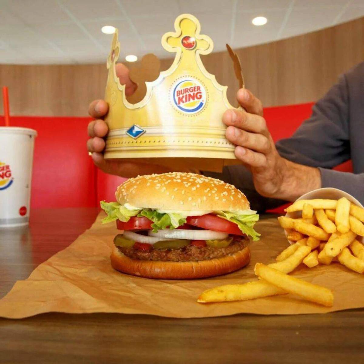 Burger king. Бургер Кинг бургер. Бургер из бургер Кинг. Картошка фри бургер Кинг. Бургер Кинг Пермь.