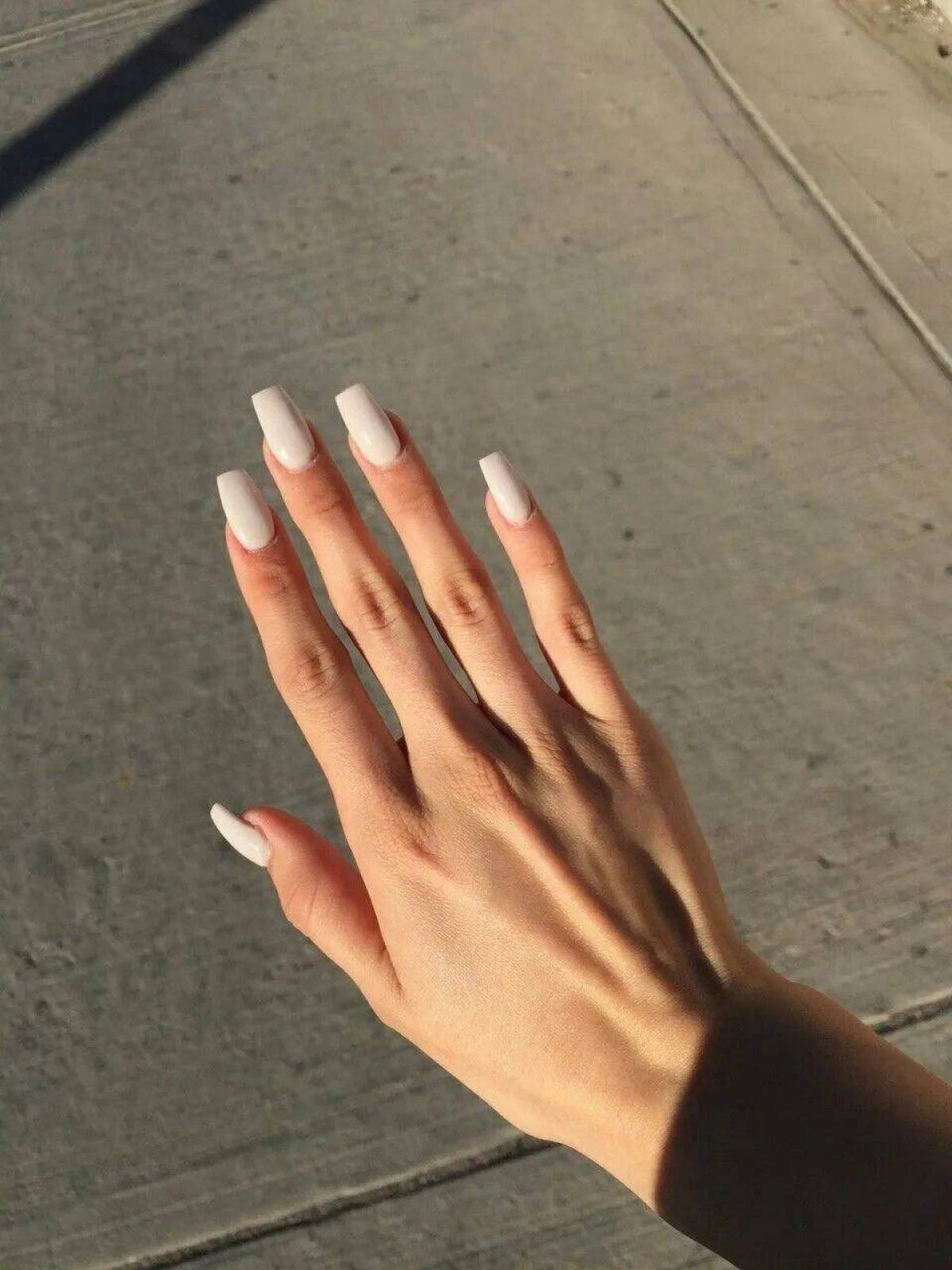 Рука с ногтями длинными #4