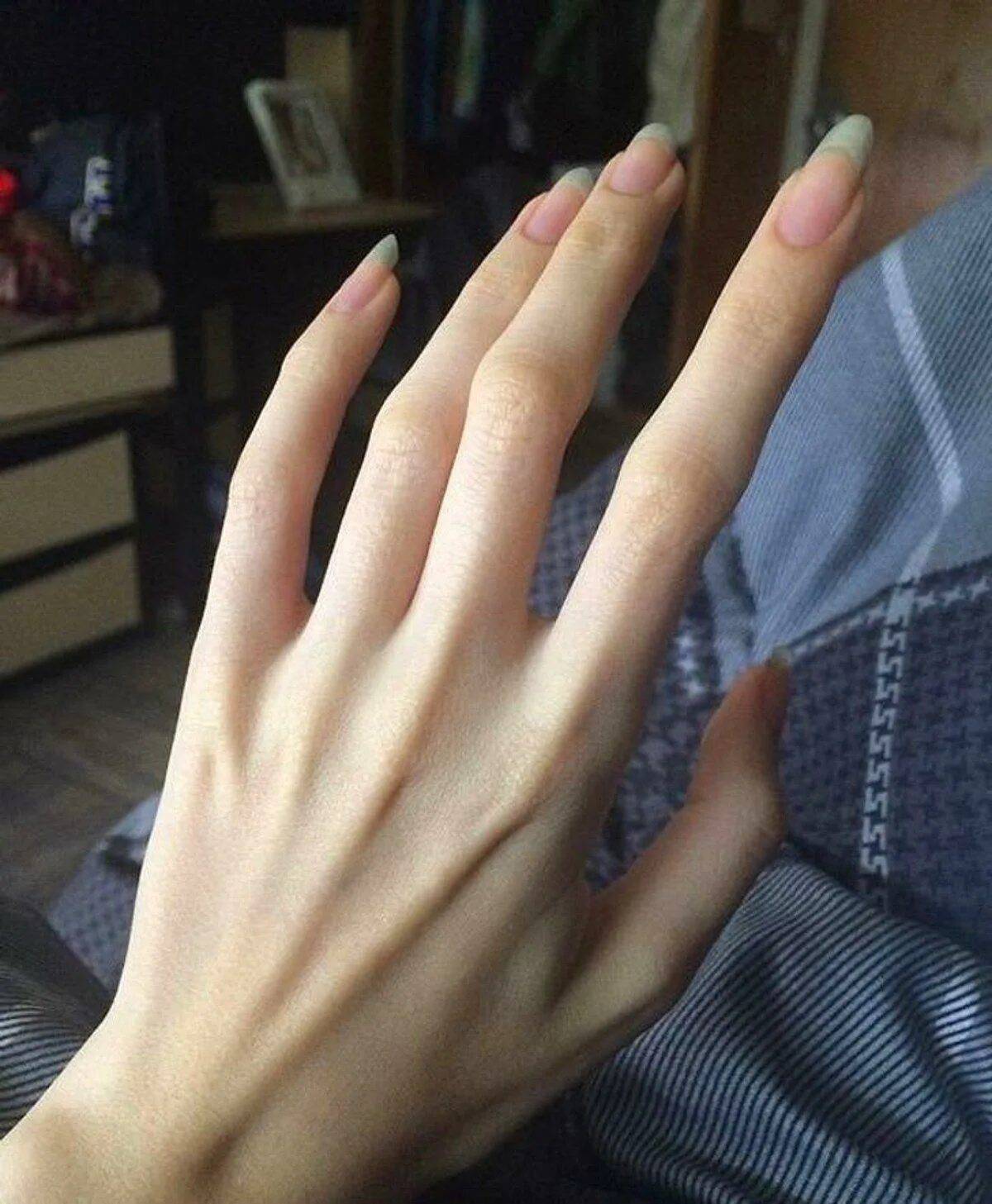 Рука с ногтями длинными #15
