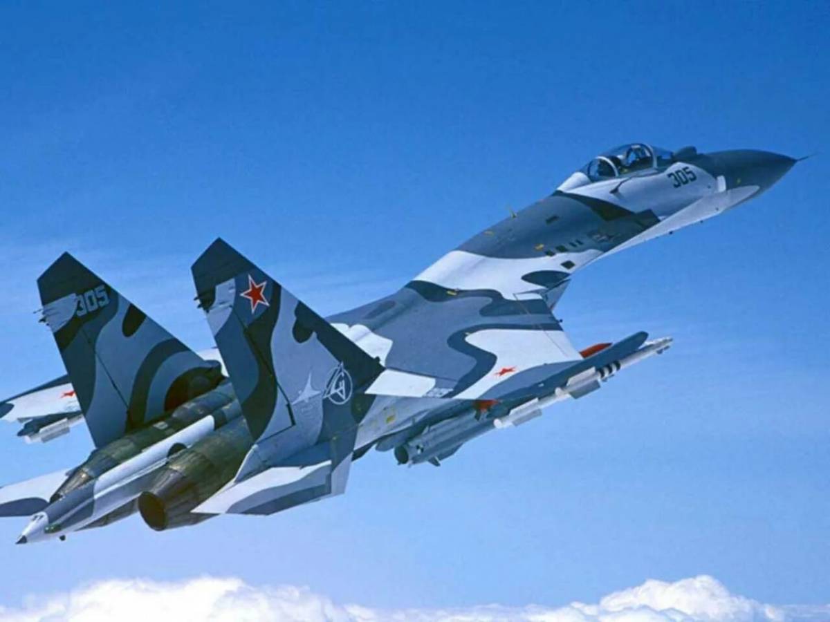 Самолеты су истребители. Су-37 двухдвигательный реактивный самолёт. Истребитель Су-35. Су-35 Штурмовик. Самолет военный.