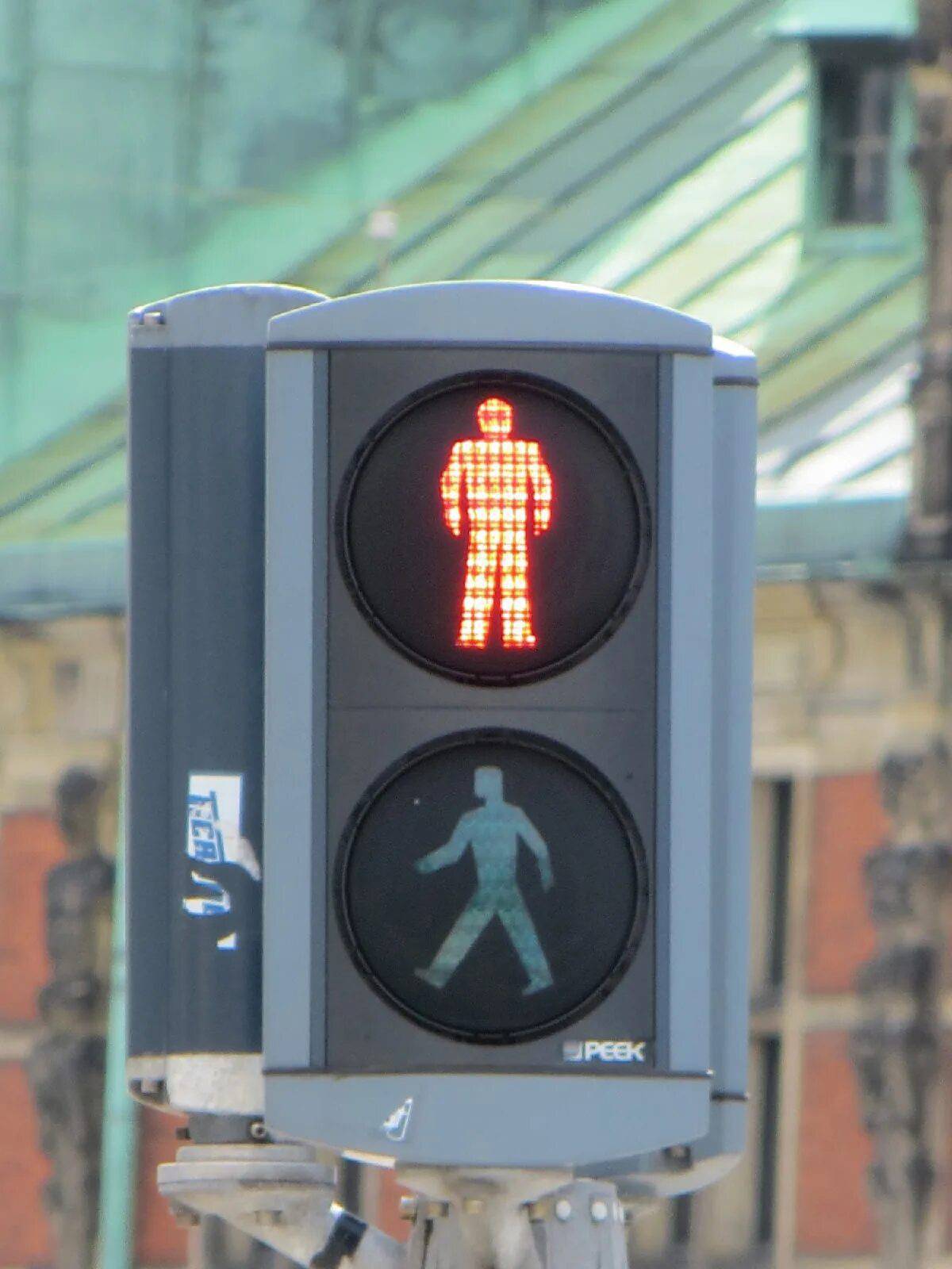 Светофор для пешеходов. Светофор для пешеходов красный. Свефтофон дня пешехода. Красный сигнал для пешеходов. Переход на красный пешеход