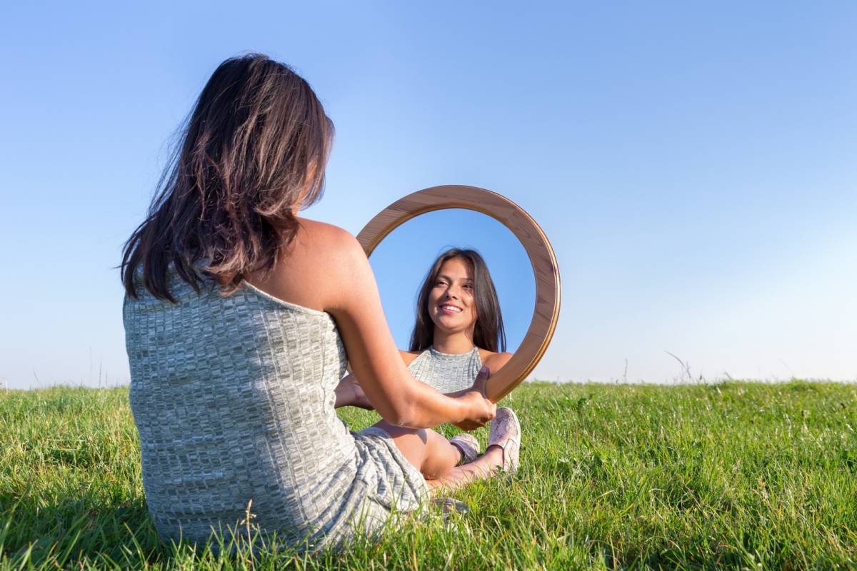 Картинка суть. Человек в зеркале. Любовь к себе. О женщина. Девушка смотрится в зеркало.