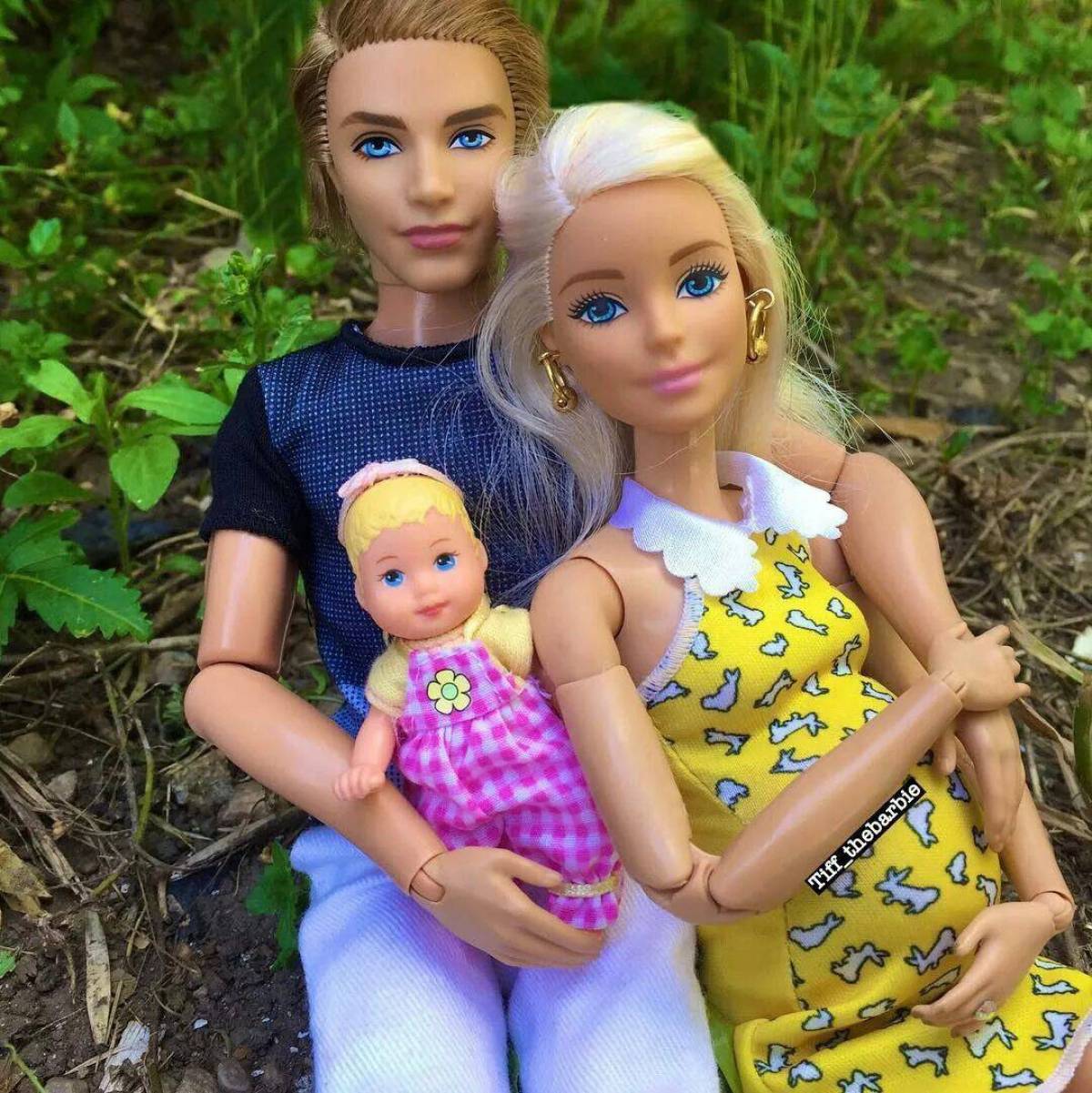 Мама про кукол. Барби и Кен семья. Семья Барби Кен и дочка. Куклы Барби с детьми. Маленькая кукла Барби.