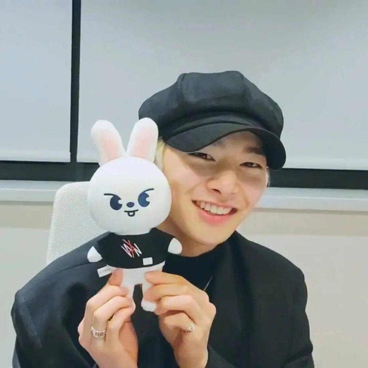 Заяц стрей кидс. Минхо stray kids игрушка. Leebit stray kids игрушка. Игрушка джисона skzoo. Игрушка хёнджина стрейкидс.