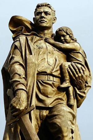 Раскраска солдат с ребенком на руках #6 #504957