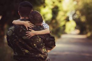 Раскраска солдат с ребенком на руках #20 #504971