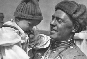 Раскраска солдат с ребенком на руках #27 #504978