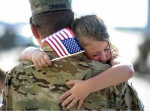 Раскраска солдат с ребенком на руках #29 #504980