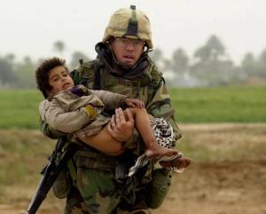 Раскраска солдат с ребенком на руках #31 #504982
