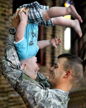 Раскраска солдат с ребенком на руках #33 #504984