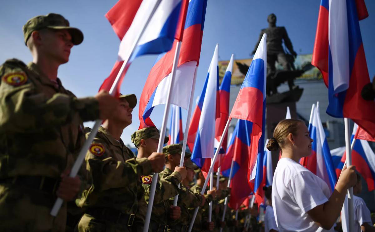 Солдат россии с флагом #28