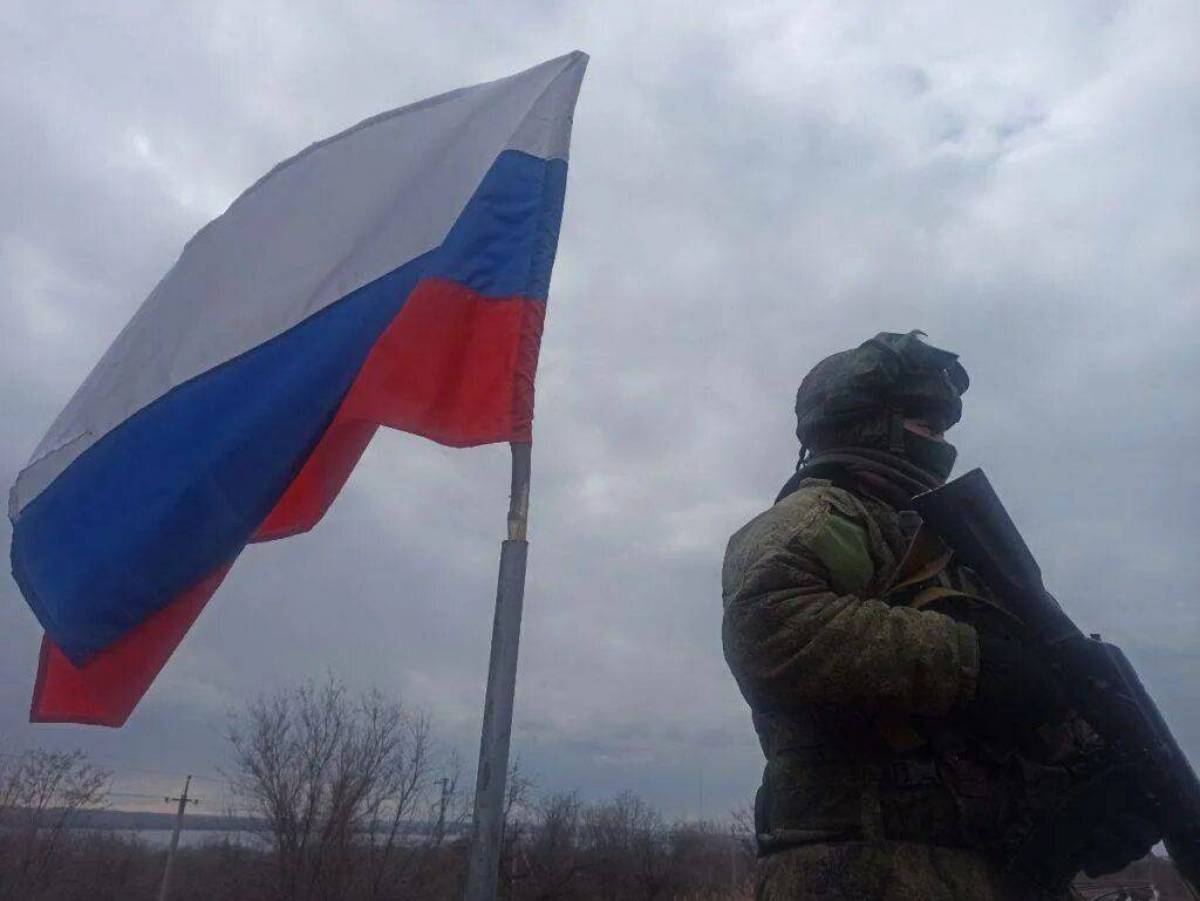 Солдат россии с флагом #30
