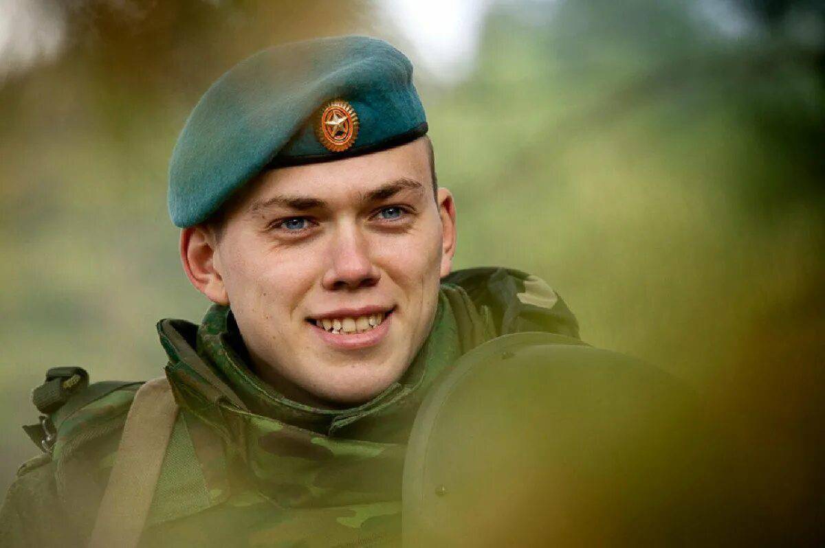 Русский солдат. Военный улыбается.
