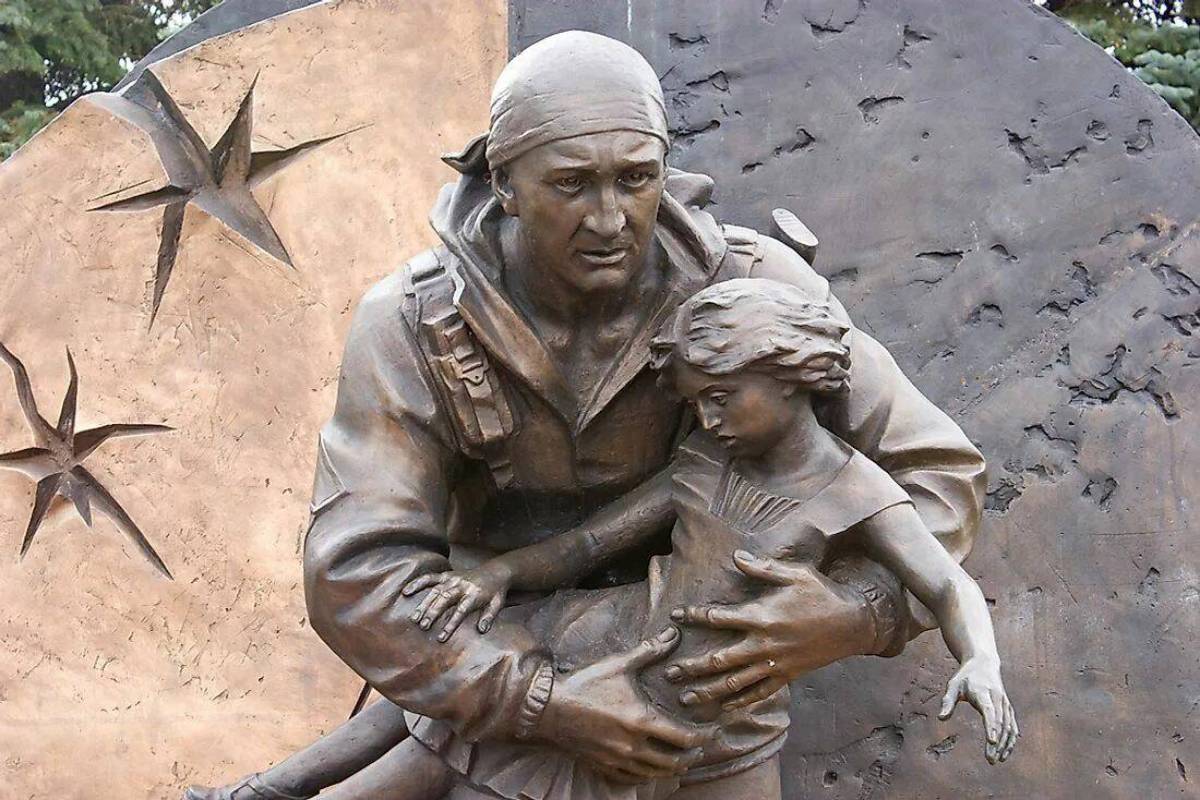 Солдат с ребенком на руках #19