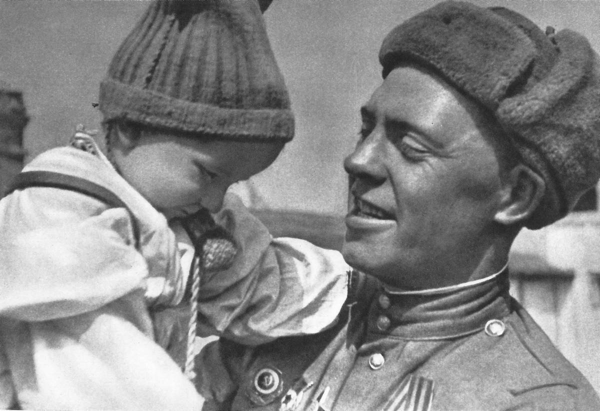 Солдат с ребенком на руках #27