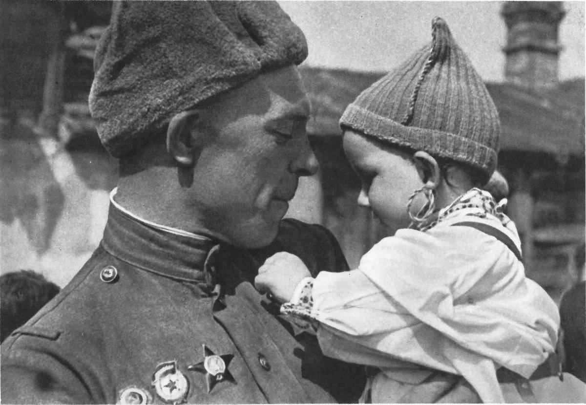 Солдат с ребенком на руках #28