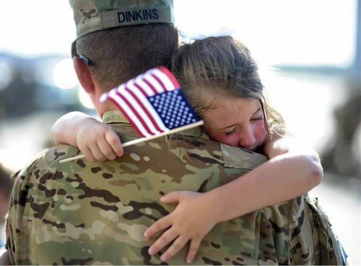 Солдат с ребенком на руках #29