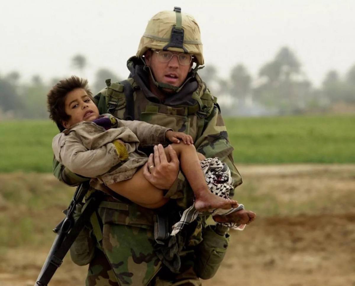 Солдат с ребенком на руках #31