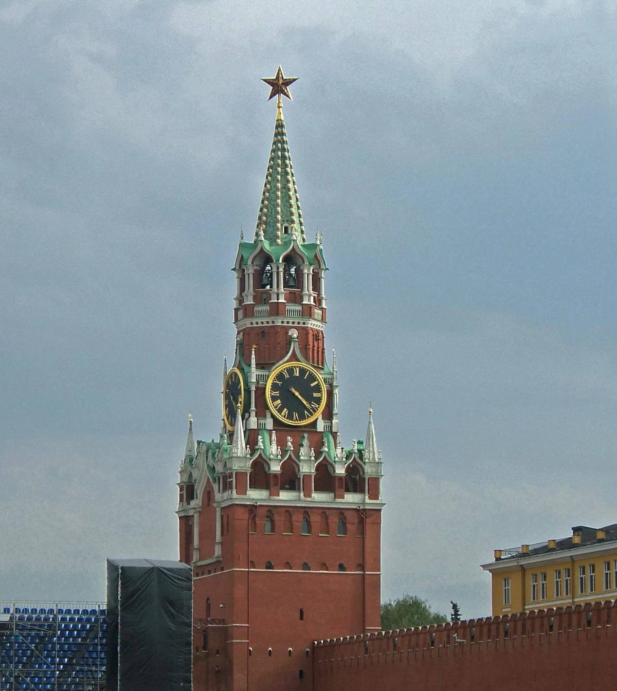 Часовая башня Кремля Москва. Spasskaya Tower of the Moscow Kremlin. Спасская башня Кремля вид спереди. Башня с курантами Кремлевская стена.