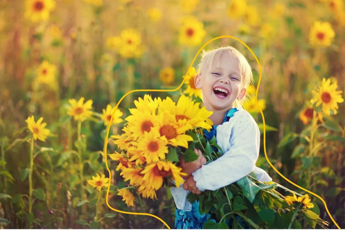 в детстве счастлив потому. счастливый малыш мальчик. радостные мгновения. в детстве счастлив потому. дети радуются.