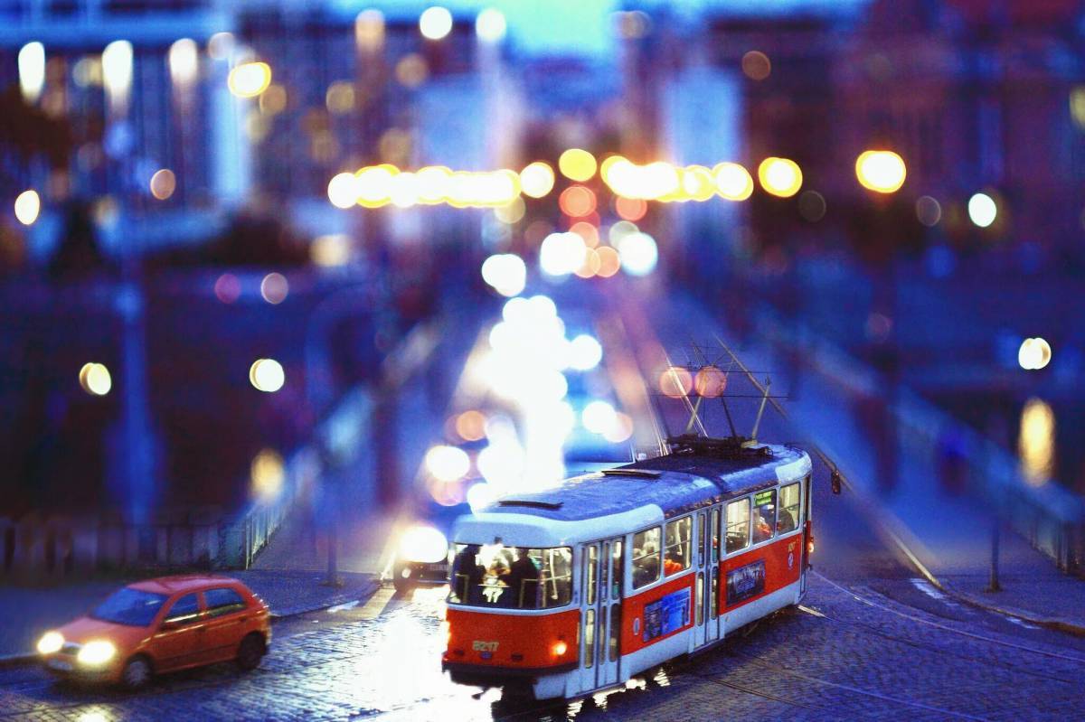 Красивый трамвай. Трамвай в городе. Транспорт в городе. Ночной трамвай.