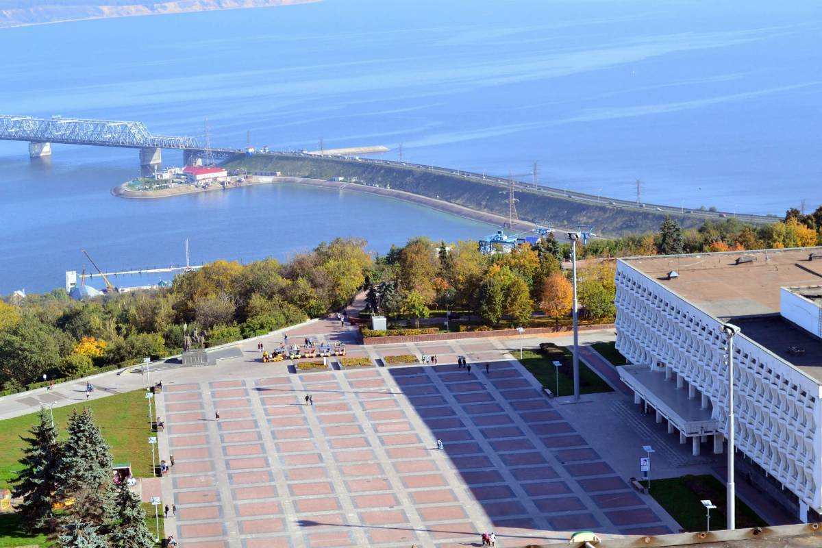 Смотрящий города ульяновска. Ульяновск центр города. Площадь Ленина Ульяновск. Ульяновск набережная Ленин. Площадь Ленина Ульяновск вид на Волгу.