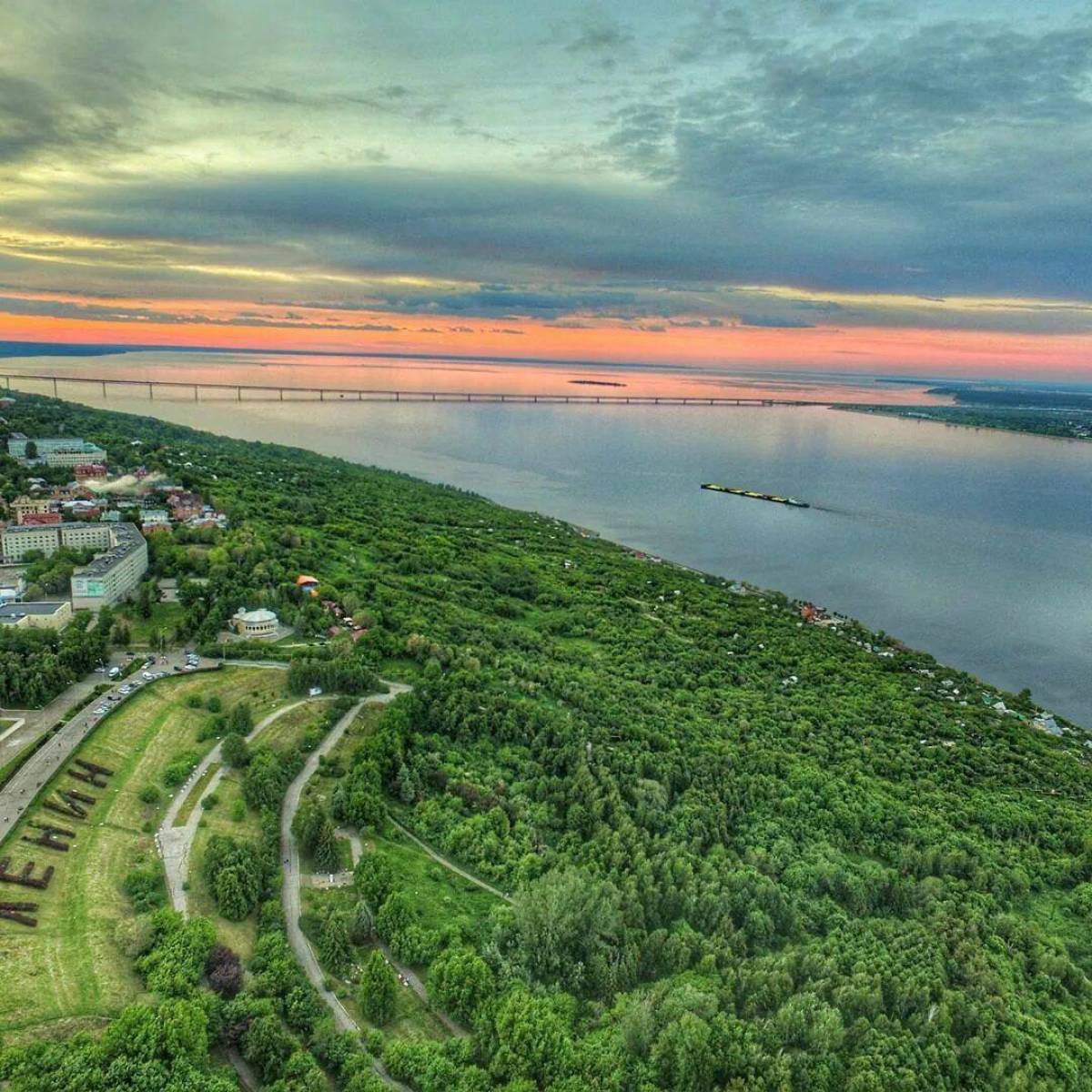 Волга область. Река Волга Ульяновск. Волга Ульяновск природа. Ульяновск река Волга с высоты птичьего полета. Река Волга просторы Ульяновск.