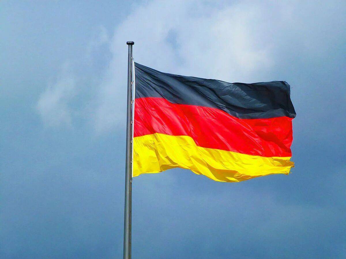 Бывший флаг германии. Флаг ФРГ. Флаг Германии ФРГ. Флажок Германии. Развевающийся флаг Германии.