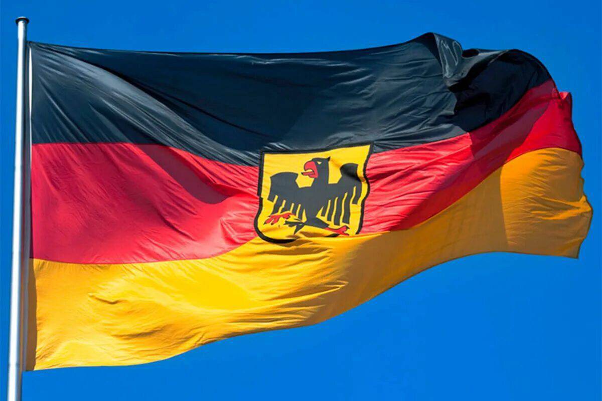 Бывший флаг германии. Флаг ФРГ. Национальный флаг Германии. Флаг флаг ФРГ. Флаг ФРГ сейчас.